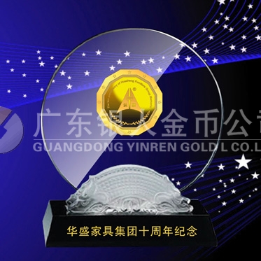 2014年4月：定制中山華盛公司定制十周年紀念章鑲嵌水晶擺件