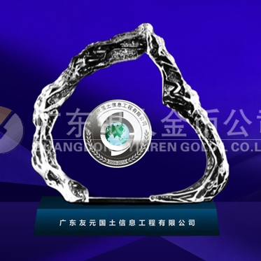2014年5月：定制廣東友元制作紀念銀章鑲水晶鑲純銀紀念章