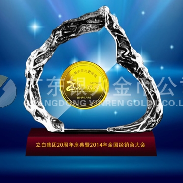 2014年1月：定制廣州立白集團20周年慶純金牌鑲嵌水晶擺件